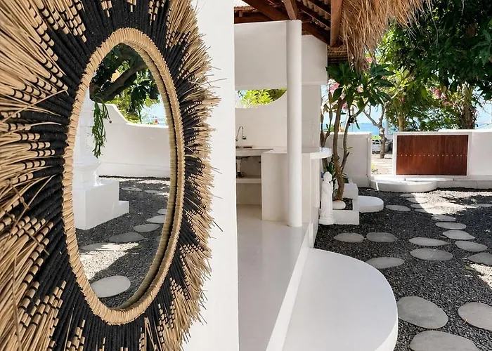 The Hidden Escapes Amed- 2br Beachfront With Direct Access Villa Amed
